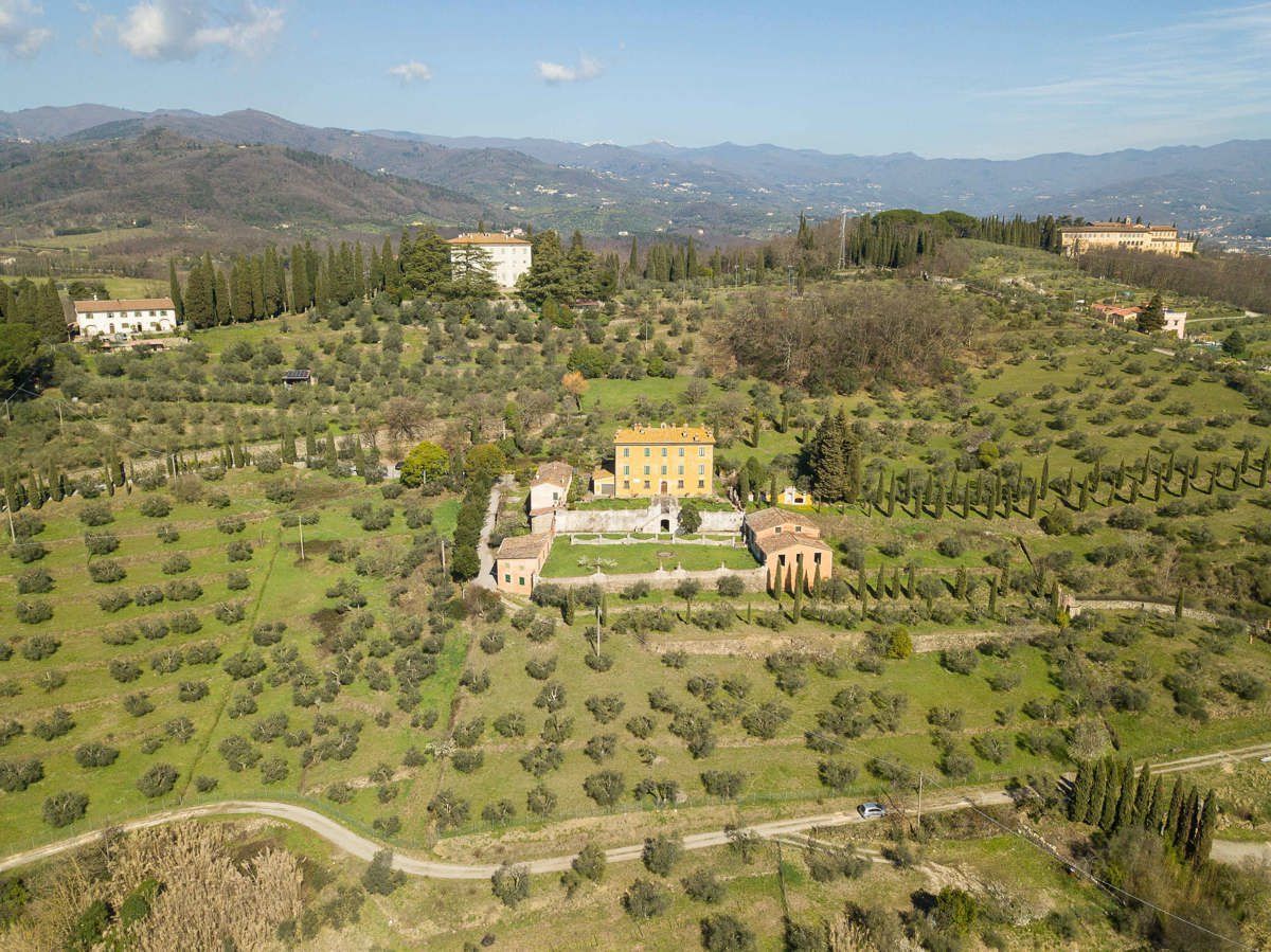 Foto 1 di 40 - Villa in vendita a Pistoia