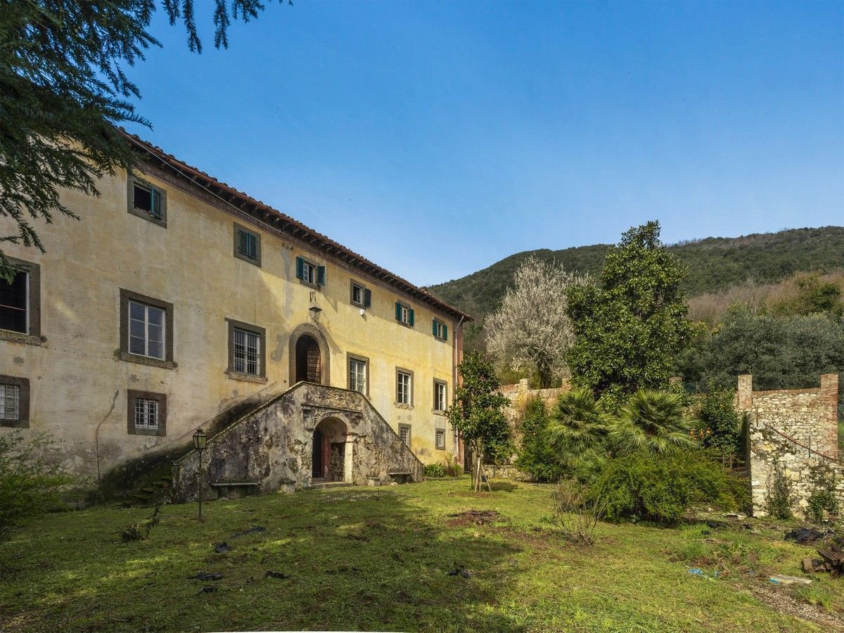 Foto 3 di 23 - Villa in vendita a Lucca
