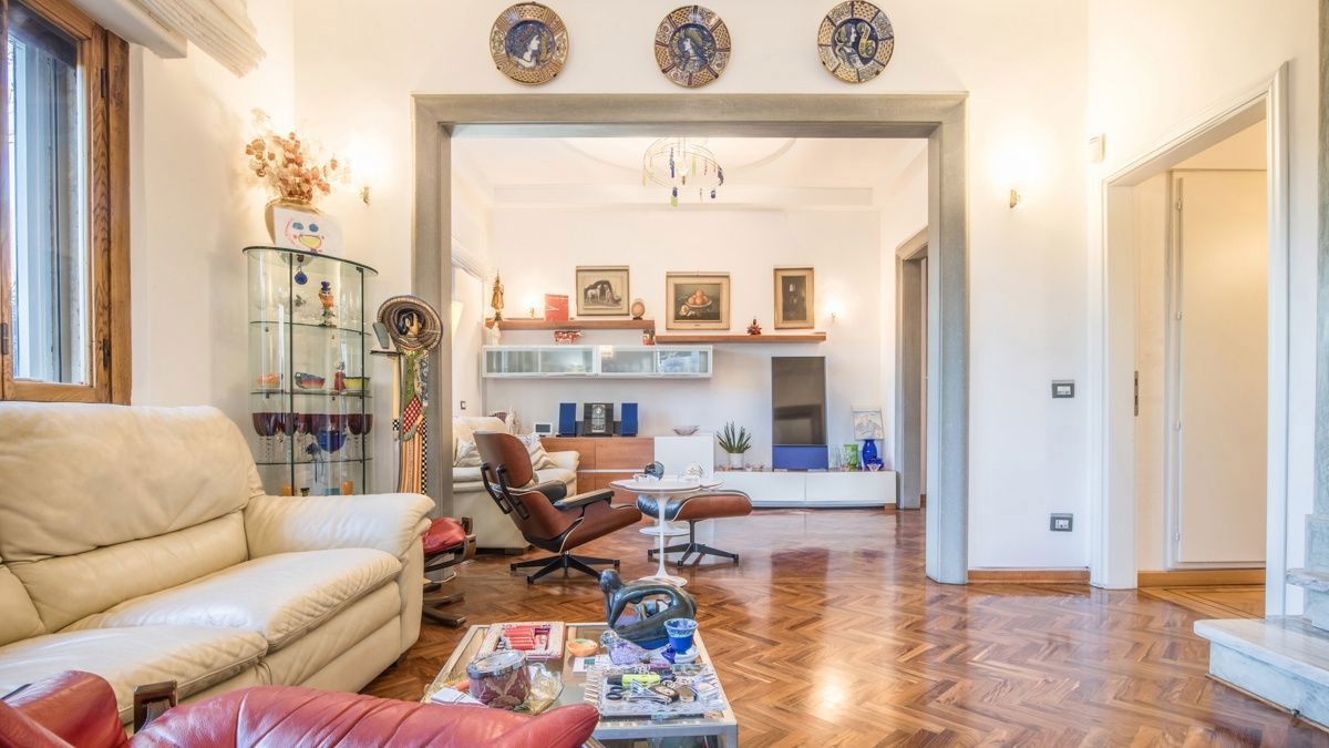 Foto 2 di 45 - Villa in vendita a Firenze