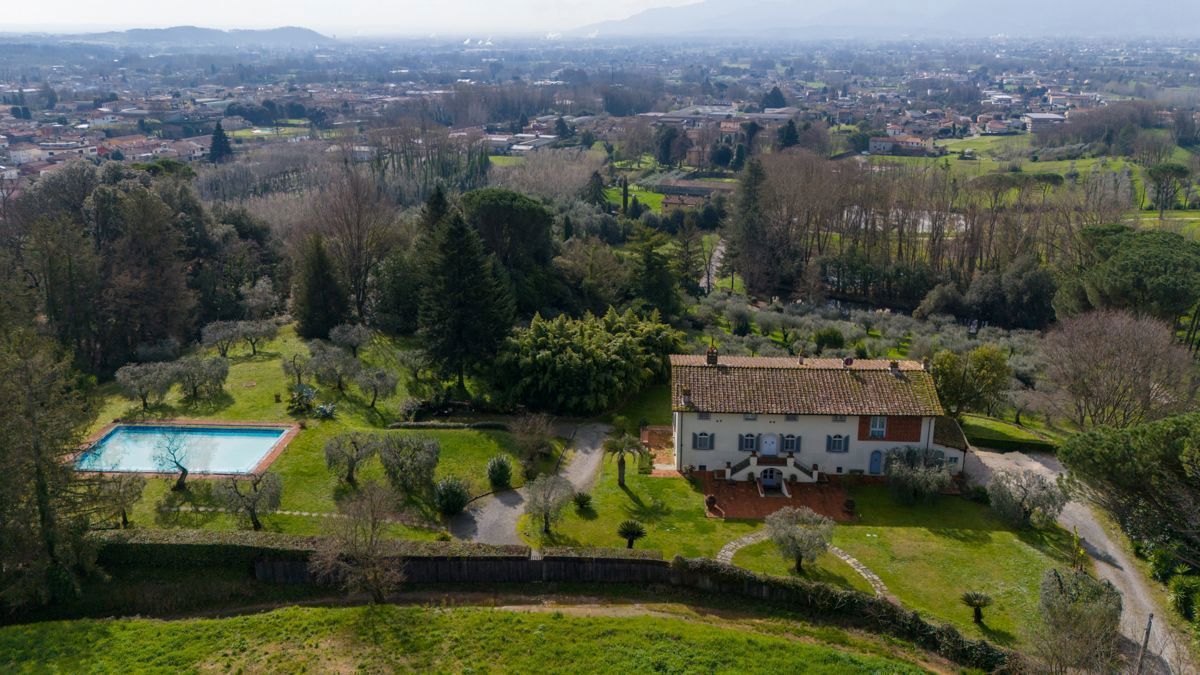Foto 1 di 48 - Villa in vendita a Lucca