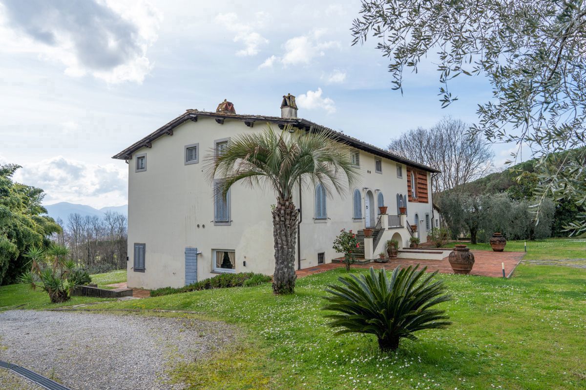 Foto 3 di 48 - Villa in vendita a Lucca