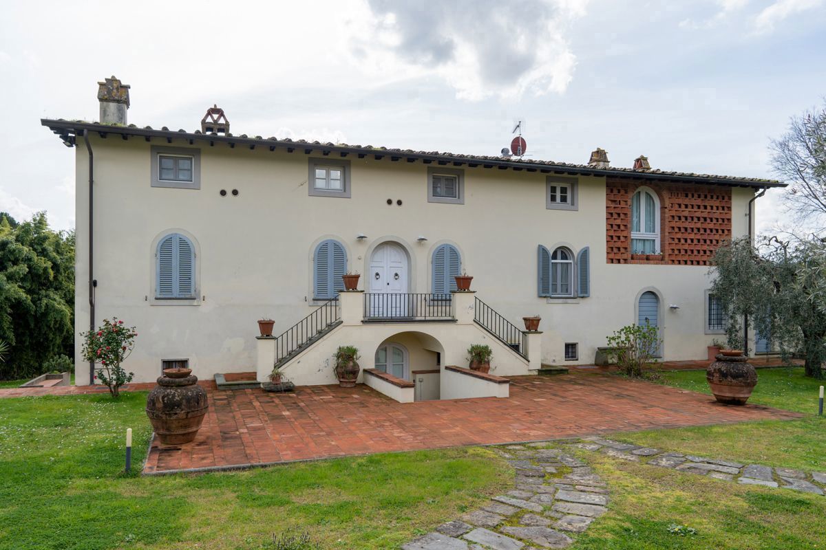 Foto 2 di 48 - Villa in vendita a Lucca