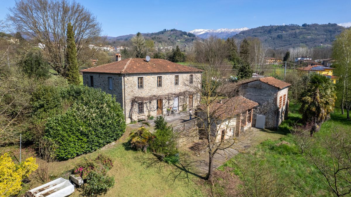 Foto 1 di 20 - Villa in vendita a Lucca